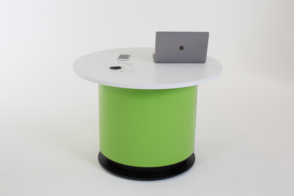 Height adjustable YAKETY YAK Round 105 desk lowered to seated height – customer side.
