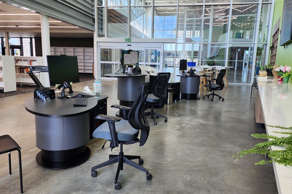 A grouping of three 103 Pods with Support Caddy’s and a Work Module create a flexible front of house. 
