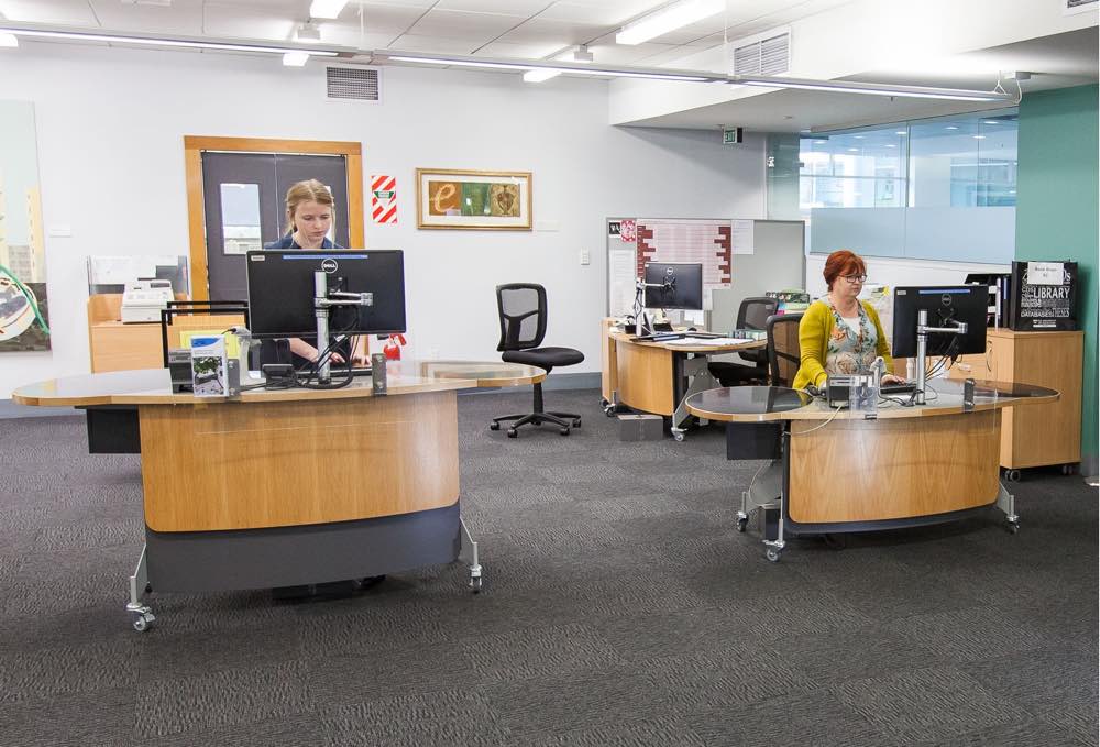 YAKETY YAK 208 height-adjustable library desks provide a versatile customer service solution at the University of Auckland’s general library.