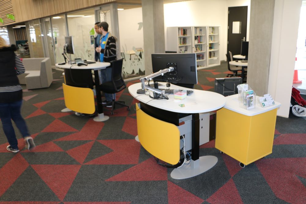 YAKETY YAK 206 desks in a friendly yellow at UNITEC.