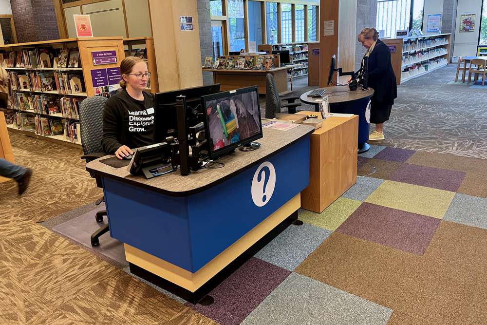 Our YAKETY YAK  301 Counter works well as a seated help desk, seen here paired with a 101 Pod at Beaverton City Library.