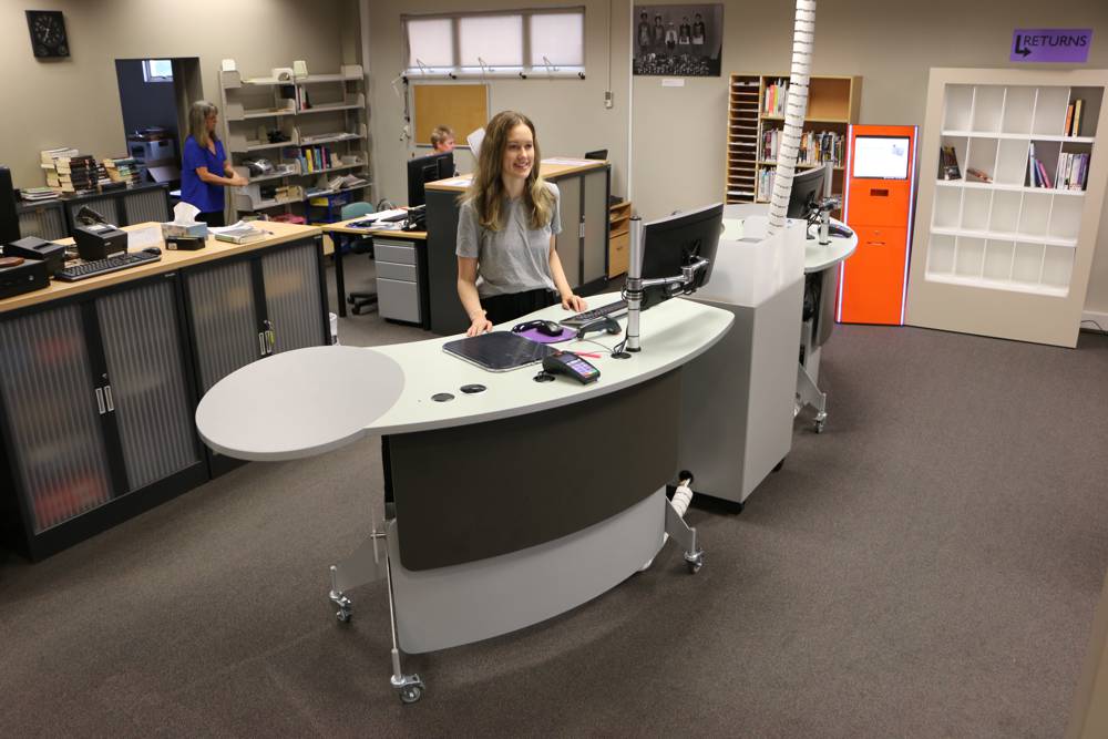 At Inglewood Library, YAKETY YAK 203 Desk provides extra desktop space, teamedwith our Cash / Eftpos Module to provide an inviting front of house.