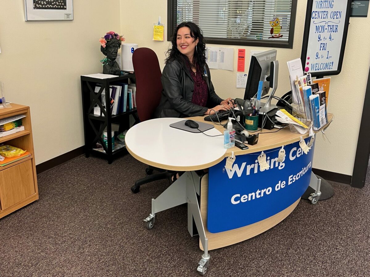 YAKETY YAK 202 Desk in bright blue provides a warm welcome in the Writing Centre at Linn-Benton Community College, OR.