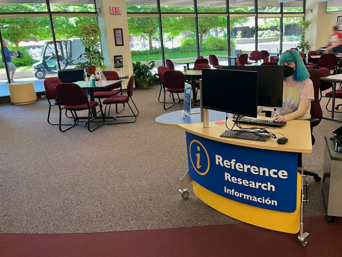 YAKETY YAK 202 Desk provides the ideal reference desk at Linn-Benton Community College, OR. The Dual Screens enable staff to work closely with students.