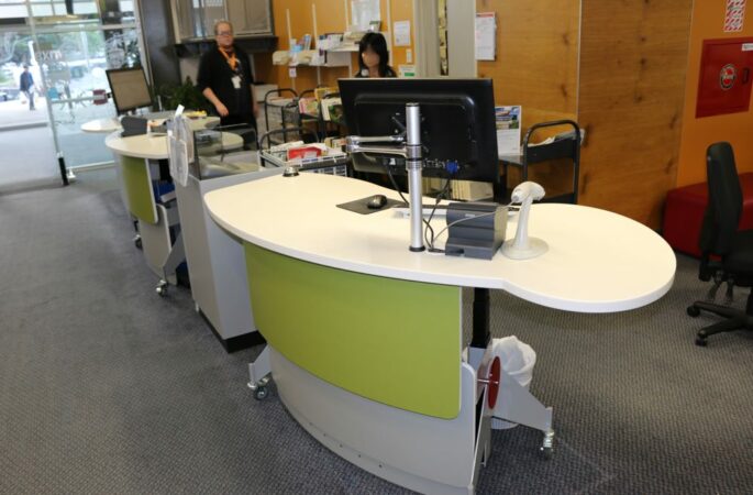 YAKETY YAK 203 Desk cantilevered meeting oval encourages customer connection.