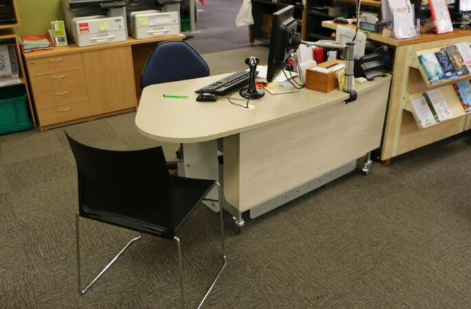 YAKETY YAK 204 desks feature generous meeting ends for easy customer interaction.