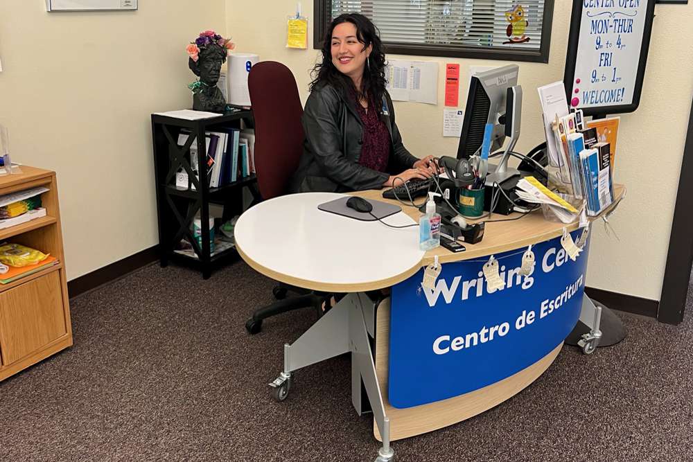 YAKETY YAK 202 Desk at Linn Benton Community College, Oregon.
