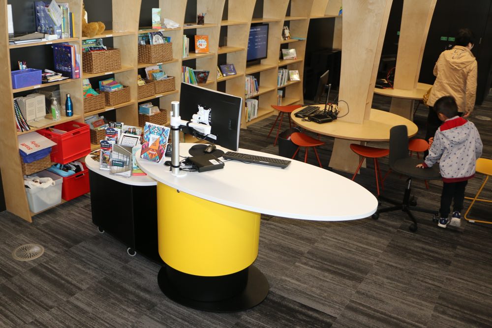 YAKETY YAK Oval 103 (standing position) and 100 Support Caddy, provides a dedicated help desk in the children's library.